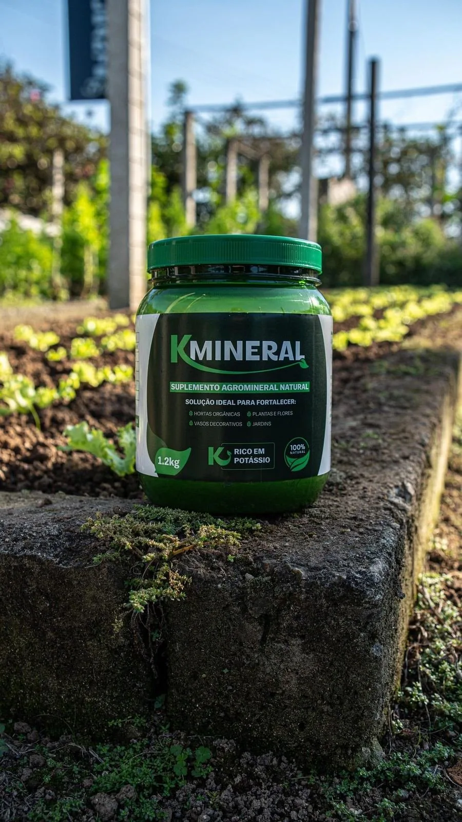 Pote de Kmineral em uma horta