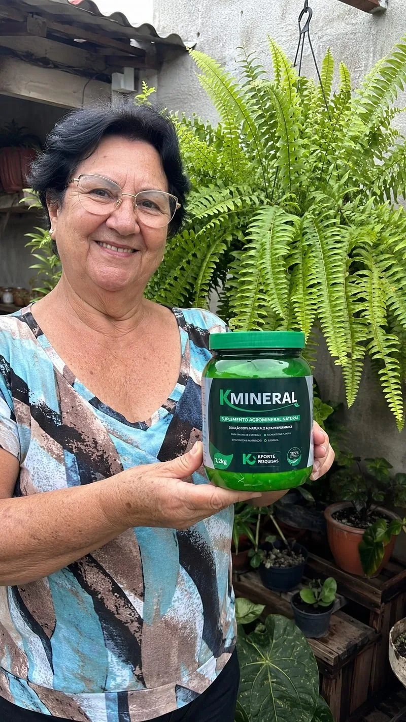 Maria Helena com sua samambaia recuperada